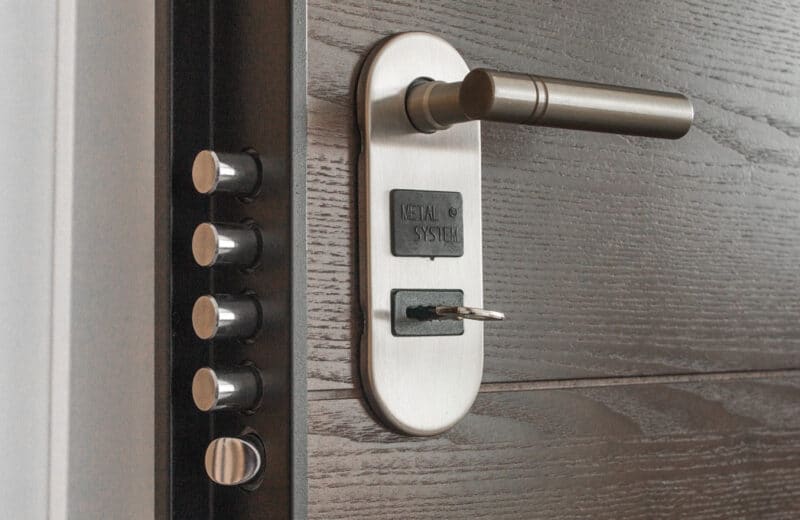 Que faire face à une porte claquée ou bloquée ?