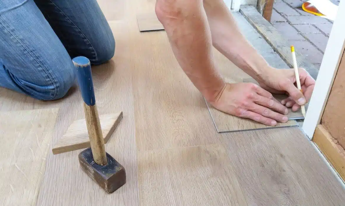 Rénover un vieux parquet en bois pour lui offrir une nouvelle jeunesse