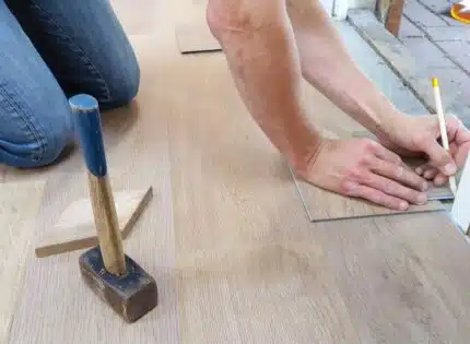 Rénover un vieux parquet en bois pour lui offrir une nouvelle jeunesse