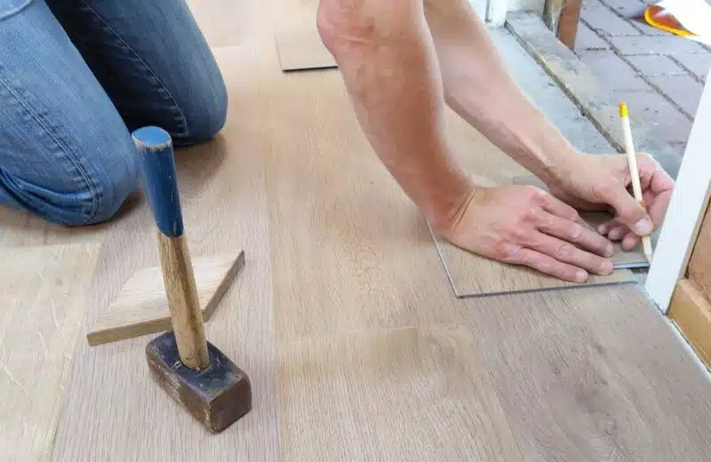 Rénover un vieux parquet en bois pour lui offrir une nouvelle jeunesse