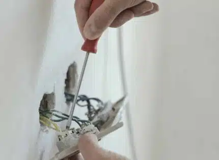 Faire appel aux services d’un électricien à Oléron : Les avantages et conseils pratiques