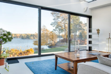 Baie coulissante PVC : un investissement qui compte pour votre logement