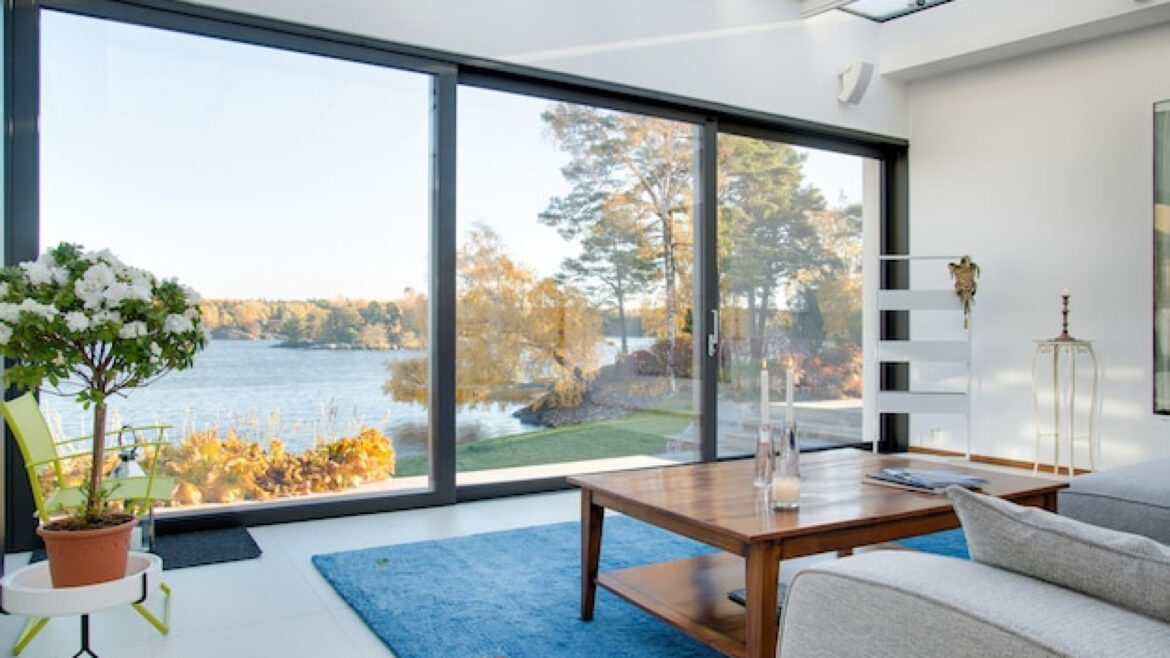 Baie coulissante PVC : un investissement qui compte pour votre logement